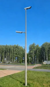 Алюминиевые опоры освещения на городской улице